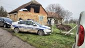 PRVI SNIMCI SA MESTA ZLOČINA: Telo žene pronađeno u kući u Srbobranu - Hitna mogla samo da konstatuje smrt (VIDEO) PRVI SNIMCI SA MESTA ZLOČINA: Telo žene pronađeno u kući u Srbobranu - Hitna mogla samo da konstatuje smrt (VIDEO)