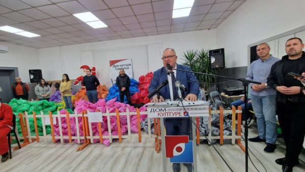 ПАКЕТИЋИ ЗА НАЈМЛАЂЕ: Поклони и за други дан Божића ПАКЕТИЋИ ЗА НАЈМЛАЂЕ: Поклони и за други дан Божића
