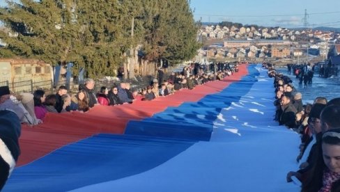 RAZVIJENA ZASTAVA DUGA 200 METARA: Veličanstven prizor u Sokocu (FOTO) RAZVIJENA ZASTAVA DUGA 200 METARA: Veličanstven prizor u Sokocu (FOTO)