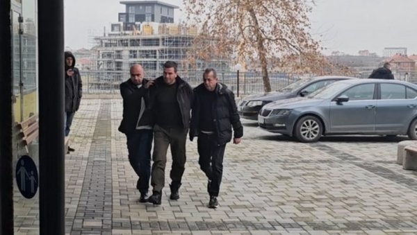 ИМА ЛИ КРАЈА ИЖИВЉАВАЊУ ПРИШТИНЕ? Србима осумњиченим за напад на канал Ибар-Лепенац продужен притвор за два месеца ИМА ЛИ КРАЈА ИЖИВЉАВАЊУ ПРИШТИНЕ? Србима осумњиченим за напад на канал Ибар-Лепенац продужен притвор за два месеца