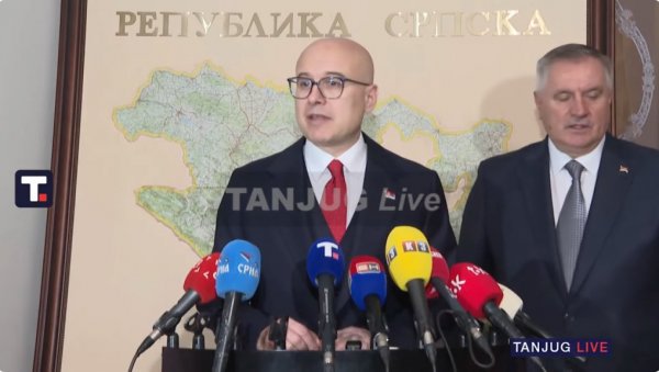 КАДА ЈЕ ТЕШКО, БРАЋА И СЕСТРЕ СУ УВЕК ЗАЈЕДНО: Премијер Вучевић у Бањалуци поводом обелжавања Дана Републике Српске (ВИДЕО) КАДА ЈЕ ТЕШКО, БРАЋА И СЕСТРЕ СУ УВЕК ЗАЈЕДНО: Премијер Вучевић у Бањалуци поводом обелжавања Дана Републике Српске (ВИДЕО)
