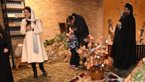 POSETILI SMO DANAS MANASTIR ĐUNIS Vučić: Povratak veri je povratak vrednostima koje su vekovima čuvale srpsku državu POSETILI SMO DANAS MANASTIR ĐUNIS Vučić: Povratak veri je povratak vrednostima koje su vekovima čuvale srpsku državu