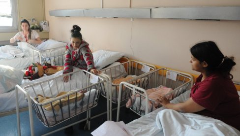 POKLONI BEBAMA: Nastavljena božićna tradicija u gradu na Ibru POKLONI BEBAMA: Nastavljena božićna tradicija u gradu na Ibru