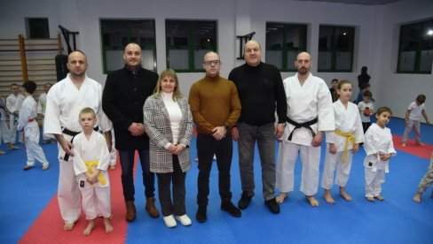 ТРЕНИНЗИ БЕСПЛАТНИ И БЕЗБЕДНИЈИ: Карате клуб Цемент из Беочина добио реновиране просторије и нову опрему ТРЕНИНЗИ БЕСПЛАТНИ И БЕЗБЕДНИЈИ: Карате клуб Цемент из Беочина добио реновиране просторије и нову опрему