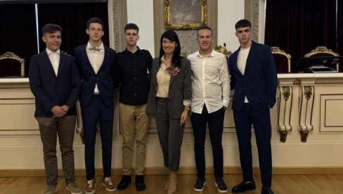 DA LAKŠE KOMUNICIRAMO: Nagrađen izum užičkih gimnazijalaca - Program Dikod prevodi znakovni i govorni jezik DA LAKŠE KOMUNICIRAMO: Nagrađen izum užičkih gimnazijalaca - Program Dikod prevodi znakovni i govorni jezik