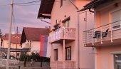 БАЊАЛУЧАНИ ОКИТИЛИ ДОМОВЕ: Вијоре се заставе поводом прославе 9. јануара (ФОТО) БАЊАЛУЧАНИ ОКИТИЛИ ДОМОВЕ: Вијоре се заставе поводом прославе 9. јануара (ФОТО)