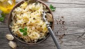 RECEPT ZA SALATU OD KISELOG KUPUSA: Dva sastojka joj daju poseban ukus RECEPT ZA SALATU OD KISELOG KUPUSA: Dva sastojka joj daju poseban ukus