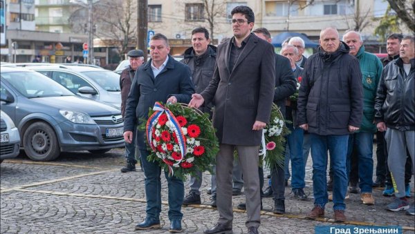 СТРЕЉАЛИ ИХ, ПА ОБЕСИЛИ УЗ НАТПИС “СРБИ, ОВО ЈЕ ВАШЕ БОЖИЋНО ДРВО”: Зрењанин одао почаст убијенима 9. јануара 1942. године СТРЕЉАЛИ ИХ, ПА ОБЕСИЛИ УЗ НАТПИС “СРБИ, ОВО ЈЕ ВАШЕ БОЖИЋНО ДРВО”: Зрењанин одао почаст убијенима 9. јануара 1942. године