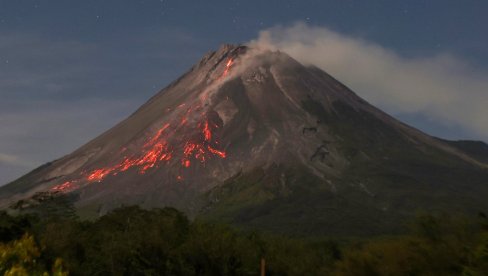 SNAŽNA VULKANSKA ERUPCIJA U INDONEZIJI: Vulkan eruptirao pet puta, izbacujući lavu SNAŽNA VULKANSKA ERUPCIJA U INDONEZIJI: Vulkan eruptirao pet puta, izbacujući lavu