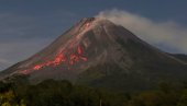 SNAŽNA VULKANSKA ERUPCIJA U INDONEZIJI: Vulkan eruptirao pet puta, izbacujući lavu SNAŽNA VULKANSKA ERUPCIJA U INDONEZIJI: Vulkan eruptirao pet puta, izbacujući lavu