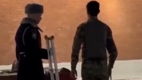 POČASNA GARDA NAPUSTILA MESTO DA POMOGNE POVREĐENOM SABRATU DA ODA POČAST: Saosećanje umesto propisa (VIDEO) POČASNA GARDA NAPUSTILA MESTO DA POMOGNE POVREĐENOM SABRATU DA ODA POČAST: Saosećanje umesto propisa (VIDEO)