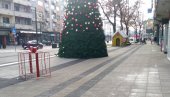 УКРАСИ ДОБИЛИ НОГЕ: Новогодишња јелка у центру Пожаревца остаје без декорације УКРАСИ ДОБИЛИ НОГЕ: Новогодишња јелка у центру Пожаревца остаје без декорације