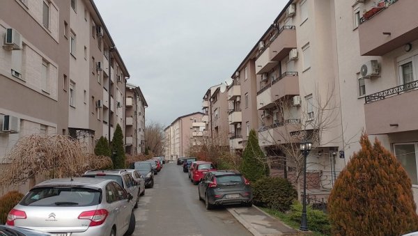 ЛЕГАЛНО ПЛАЋАЈУ НЕЛЕГАЛНУ МРЕЖУ: Кроз Улицу Стеве Жигона дуже од месец дана излива се канализација ЛЕГАЛНО ПЛАЋАЈУ НЕЛЕГАЛНУ МРЕЖУ: Кроз Улицу Стеве Жигона дуже од месец дана излива се канализација