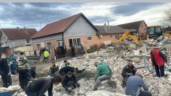 НА БОЖИЋ ОСТАЛИ БЕЗ КРОВА НАД ГЛАВОМ: Покренута акција за помоћ породици Гаврић из Будисаве (ФОТО) НА БОЖИЋ ОСТАЛИ БЕЗ КРОВА НАД ГЛАВОМ: Покренута акција за помоћ породици Гаврић из Будисаве (ФОТО)