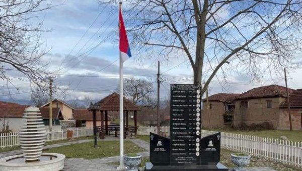 СРПСКА ЗАСТАВА ПОНОВО У МЕМОРИЈАЛНОМ КОМПЛЕКСУ: Након инцидента враћена на споменик у Гораждевцу (ФОТО) СРПСКА ЗАСТАВА ПОНОВО У МЕМОРИЈАЛНОМ КОМПЛЕКСУ: Након инцидента враћена на споменик у Гораждевцу (ФОТО)