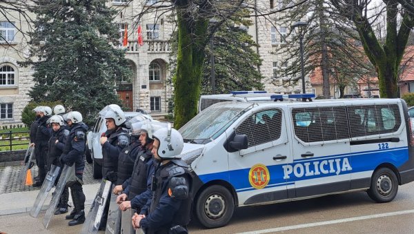 ТРАГЕДИЈЕ НЕ ДРМАЈУ ФОТЕЉУ ЂУРАШКОВИЋУ? Одборници Цетиња траже оставке челника безбедносног сектора, али пример треба да буде градоначелник ТРАГЕДИЈЕ НЕ ДРМАЈУ ФОТЕЉУ ЂУРАШКОВИЋУ? Одборници Цетиња траже оставке челника безбедносног сектора, али пример треба да буде градоначелник