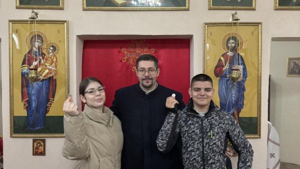 РАДОСТ БОЖИЋА УЗ КОМШИЈЕ МАЂАРЕ: Велико узбуђење мештана Банатске Тополе - празнична служба у тек подигнутој цркви РАДОСТ БОЖИЋА УЗ КОМШИЈЕ МАЂАРЕ: Велико узбуђење мештана Банатске Тополе - празнична служба у тек подигнутој цркви