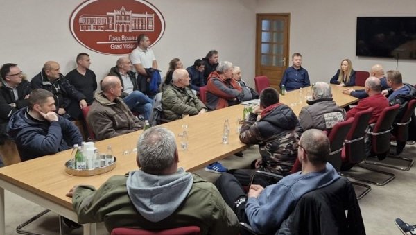 ГРАД НЕ МОЖЕ БЕЗ ПРЕВОЗА: Локална самоуправа помаже радницима СТУП Вршац који се (не)очекивано нашао у блокади ГРАД НЕ МОЖЕ БЕЗ ПРЕВОЗА: Локална самоуправа помаже радницима СТУП Вршац који се (не)очекивано нашао у блокади
