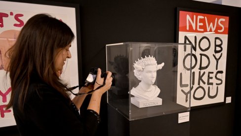 VODIČ KROZ SMAJLIJE, BOMBE I PACOVE: Šta sve od vizuelnog sveta čuvenog Benksija je u Beograd donela slovenačka galerija Deva Puri VODIČ KROZ SMAJLIJE, BOMBE I PACOVE: Šta sve od vizuelnog sveta čuvenog Benksija je u Beograd donela slovenačka galerija Deva Puri
