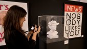 VODIČ KROZ SMAJLIJE, BOMBE I PACOVE: Šta sve od vizuelnog sveta čuvenog Benksija je u Beograd donela slovenačka galerija Deva Puri