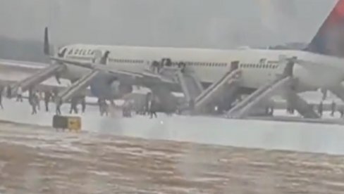 HITNO EVAKUISAN AMERIČKI AERODROM: Četiri osobe povređene, ljudi beže u panici (VIDEO) HITNO EVAKUISAN AMERIČKI AERODROM: Četiri osobe povređene, ljudi beže u panici (VIDEO)