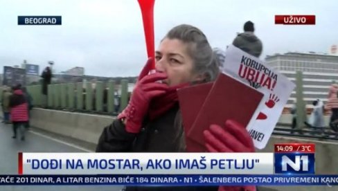 KOLEGINICA SA FAKULTETA RADOMIRA LAZOVIĆA? Žena od preko 60 godina došla sa indeksom i glumi studentkinju (VIDEO) KOLEGINICA SA FAKULTETA RADOMIRA LAZOVIĆA? Žena od preko 60 godina došla sa indeksom i glumi studentkinju (VIDEO)