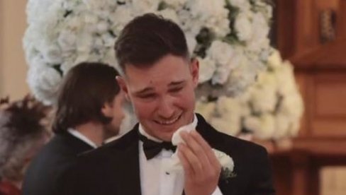 Čekajući mladu, mladoženja je u crkvi začuo ĆERKIN glas - smesta je briznuo u PLAČ (VIDEO) Čekajući mladu, mladoženja je u crkvi začuo ĆERKIN glas - smesta je briznuo u PLAČ (VIDEO)