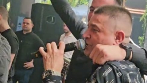 SRPSKE EMOCIJE: Dok je Baja Mali Knindža nastupao u Zvorniku na binu se popeo mladić, a pesma je bila o njegovom ocu SRPSKE EMOCIJE: Dok je Baja Mali Knindža nastupao u Zvorniku na binu se popeo mladić, a pesma je bila o njegovom ocu