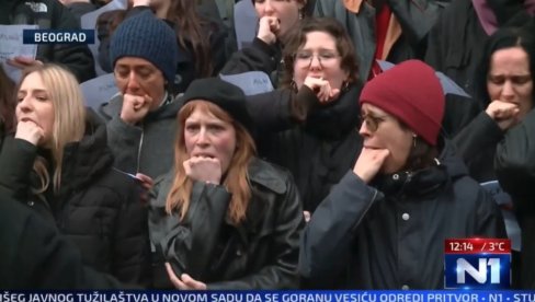 CEO UZNEMIRUJUĆI PERFORMANS ONIH KOJI BLOKIRAJU FAKULTETE: S penom na usnama skrnave pesmu “Srbija” (VIDEO) CEO UZNEMIRUJUĆI PERFORMANS ONIH KOJI BLOKIRAJU FAKULTETE: S penom na usnama skrnave pesmu “Srbija” (VIDEO)