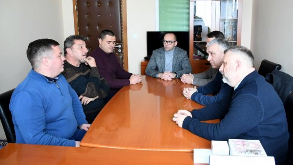 ПРИВЕДЕН ЗБОГ КОМЕНТАРА НА ДРУШТВЕНОЈ МРЕЖИ: Представници Српске листе са Луком Златичанином који је синоћ приведен у Гораждевцу (ВИДЕО) ПРИВЕДЕН ЗБОГ КОМЕНТАРА НА ДРУШТВЕНОЈ МРЕЖИ: Представници Српске листе са Луком Златичанином који је синоћ приведен у Гораждевцу (ВИДЕО)
