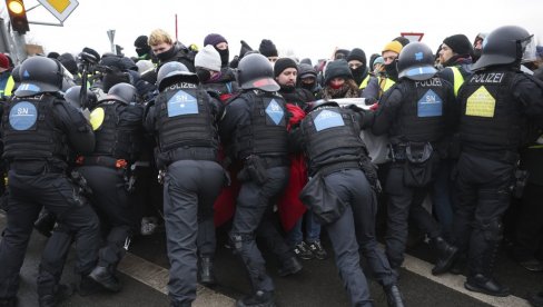HAOS U NEMAČKOJ: Policija intervenisala da spasi liderku AfD od razjarenih demonstranata (FOTO/VIDEO) HAOS U NEMAČKOJ: Policija intervenisala da spasi liderku AfD od razjarenih demonstranata (FOTO/VIDEO)