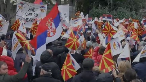 DVE ZEMLJE IMAJU ISTI CILJ: Građani Severne Makedonije pružili podršku politici predsednika Vučića ispred ambasade Srbije (FOTO) DVE ZEMLJE IMAJU ISTI CILJ: Građani Severne Makedonije pružili podršku politici predsednika Vučića ispred ambasade Srbije (FOTO)