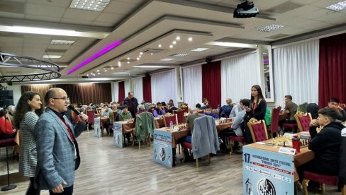 OŽIVELA ŠAHOVSKA „PRESTONICA“: U Paraćin došli igrači iz Kine, Mongolije, Perua, Indije... (FOTO) OŽIVELA ŠAHOVSKA „PRESTONICA“: U Paraćin došli igrači iz Kine, Mongolije, Perua, Indije... (FOTO)
