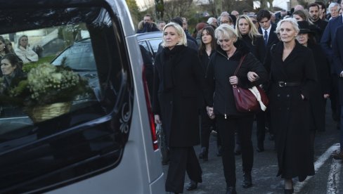 SAHRANJEN LE PEN: Osnovač Nacionalnog fronta počiva u porodičnoj grobnici u Bretanji (FOTO) SAHRANJEN LE PEN: Osnovač Nacionalnog fronta počiva u porodičnoj grobnici u Bretanji (FOTO)
