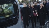 SAHRANJEN LE PEN: Osnovač Nacionalnog fronta počiva u porodičnoj grobnici u Bretanji (FOTO) SAHRANJEN LE PEN: Osnovač Nacionalnog fronta počiva u porodičnoj grobnici u Bretanji (FOTO)