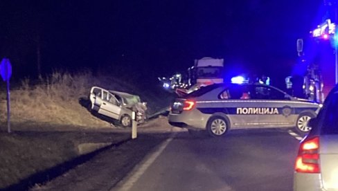 TRI OSOBE POGINULE NA PUTU ZA ZAJEČAR: Vatrogasci morali da seku vozilo kako bi došli do tela (FOTO) TRI OSOBE POGINULE NA PUTU ZA ZAJEČAR: Vatrogasci morali da seku vozilo kako bi došli do tela (FOTO)