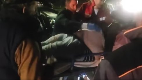 HEROJ KOME SE DIVI CELA SRBIJA: Vojkan spasio dvoje dece iz smrskanog automobila, imao da poruči samo jedno (VIDEO) HEROJ KOME SE DIVI CELA SRBIJA: Vojkan spasio dvoje dece iz smrskanog automobila, imao da poruči samo jedno (VIDEO)