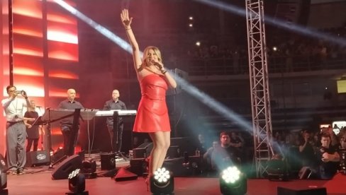RASLA SAM UZ NJENE PESME: Tanja Savić emotivno najavila gošću na koncertu, a onda je nastao delirijum u publici (FOTO) RASLA SAM UZ NJENE PESME: Tanja Savić emotivno najavila gošću na koncertu, a onda je nastao delirijum u publici (FOTO)