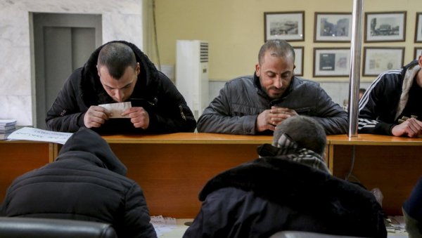 МИГРАНТИ НЕЋЕ У ЕУ: Захтеви за азил нагло падају МИГРАНТИ НЕЋЕ У ЕУ: Захтеви за азил нагло падају