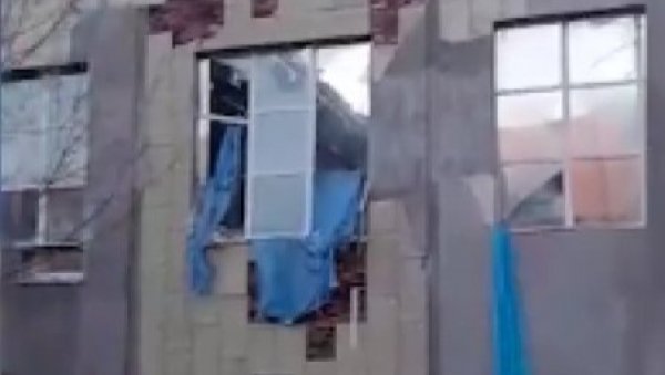 ЈЕЗИВ СНИМАК: Срушио се плафон у згради школског базена ЈЕЗИВ СНИМАК: Срушио се плафон у згради школског базена
