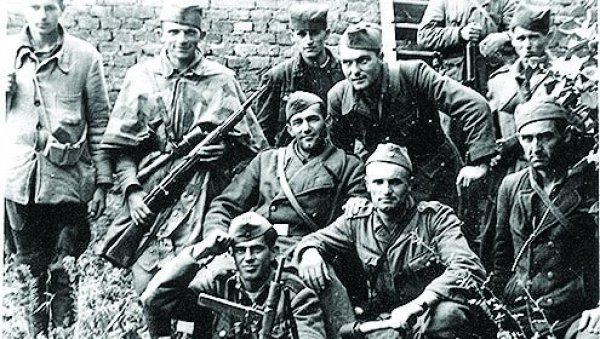 НА ТЛУ ЈУГОСЛАВИЈЕ ВОЂЕНА ТРИ РАТА: Међусобно истребљивање после дизања устанка започето у Србији НА ТЛУ ЈУГОСЛАВИЈЕ ВОЂЕНА ТРИ РАТА: Међусобно истребљивање после дизања устанка започето у Србији