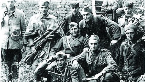 NA TLU JUGOSLAVIJE VOĐENA TRI RATA: Međusobno istrebljivanje posle dizanja ustanka započeto u Srbiji NA TLU JUGOSLAVIJE VOĐENA TRI RATA: Međusobno istrebljivanje posle dizanja ustanka započeto u Srbiji