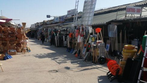 NA BUVLJAK HRLE IZ SRBIJE I MAĐARSKE: Subotička tržnica i dalje omiljeno mesto za kupovinu NA BUVLJAK HRLE IZ SRBIJE I MAĐARSKE: Subotička tržnica i dalje omiljeno mesto za kupovinu