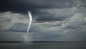 VETAR NOSIO STABLA I CREPOVE SA KROVOVA: Snažna pijavica pogodila Novigrad (FOTO) VETAR NOSIO STABLA I CREPOVE SA KROVOVA: Snažna pijavica pogodila Novigrad (FOTO)