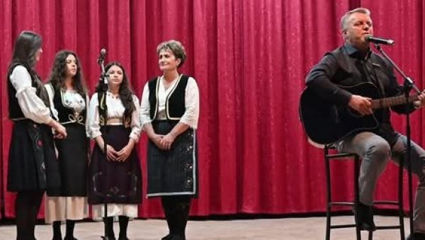 НАЈВЕЋА СРЕЋА УСРЕЋИТИ ДРУГЕ: Професор Др Небојша Денић из Липљана сваки тренутак користи да помаже сународницима НАЈВЕЋА СРЕЋА УСРЕЋИТИ ДРУГЕ: Професор Др Небојша Денић из Липљана сваки тренутак користи да помаже сународницима