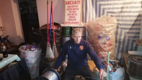 OD PLASTIČNIH FLAŠA ZA SAT NAPRAVI METLU: Penzioner Dragan Janković bavi se ekološkim zanatom OD PLASTIČNIH FLAŠA ZA SAT NAPRAVI METLU: Penzioner Dragan Janković bavi se ekološkim zanatom