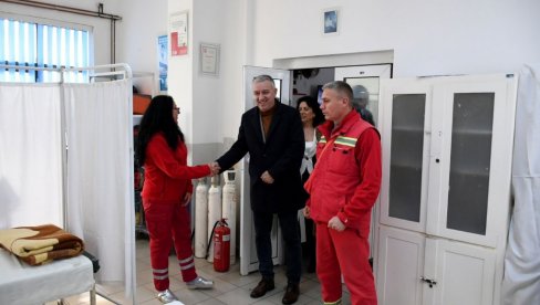 NOVO AMBULANTNO VOZILO ZA HITNU POMOĆ U LAPLJEM SELU: Elek sa saradnicima posetio Gračanicu NOVO AMBULANTNO VOZILO ZA HITNU POMOĆ U LAPLJEM SELU: Elek sa saradnicima posetio Gračanicu