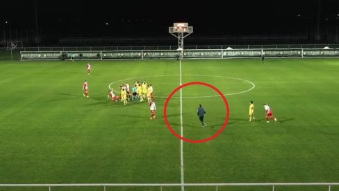 NENAD LALATOVIĆ PRVI UTRČAO NA TEREN: Tuča fudbalera prekinula utakmicu Vojvodine na pripremama (VIDEO) NENAD LALATOVIĆ PRVI UTRČAO NA TEREN: Tuča fudbalera prekinula utakmicu Vojvodine na pripremama (VIDEO)