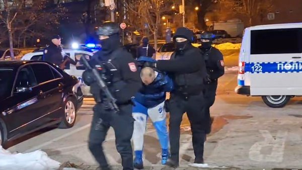 ВЕЛИКЕ СНАГЕ ПОЛИЦИЈЕ НА ТЕРЕНУ: Погледајте како специјалци спроводе осумњичене за убиство Дејана Костића Деле (ВИДЕО) ВЕЛИКЕ СНАГЕ ПОЛИЦИЈЕ НА ТЕРЕНУ: Погледајте како специјалци спроводе осумњичене за убиство Дејана Костића Деле (ВИДЕО)