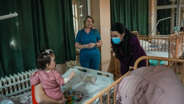 ДАРОВИ ДА ДЕЦИ ОЛАКШАЈУ БОЛНИЧКЕ ДАНЕ: Градоначелница Лознице поводом Српске нове године у овдашњој болници ДАРОВИ ДА ДЕЦИ ОЛАКШАЈУ БОЛНИЧКЕ ДАНЕ: Градоначелница Лознице поводом Српске нове године у овдашњој болници